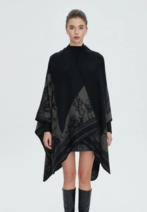 Detail eines schwarz-grauen Strickschals mit Jacquard-Struktur und Schlitz-Design