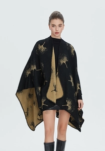 Detail eines schwarz-goldenen Ginkgoblatt-Jacquard-Strickschals mit feiner Naht