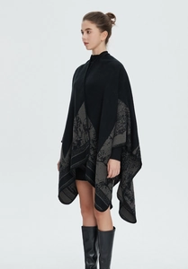 Detailaufnahme des Strick-Cape-Ponchos mit elegantem grauem Berglandschaft-Muster