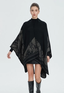 Detail eines schwarzen Schals mit Vintage-Jacquard-Muster und hochwertigem Strickgewebe