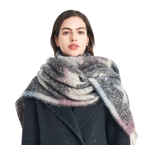 Thick winter scarf with star jacquard pattern and long fringes in grey and purple