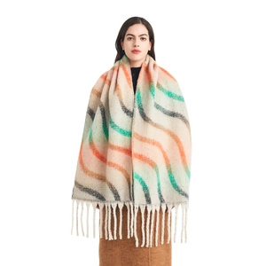 Châle d'hiver pour femmes avec rayures ondulées colorées et glands sur fond blanc