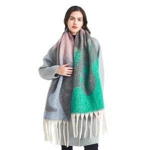 Écharpe femme jacquard mohair à pompons avec motif géométrique en patchwork