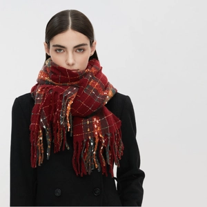 Sciarpa a quadri rossa classica con strisce gialle e frange su cappotto nero