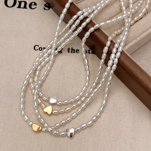 Mehrlagiges Perlenhalsketten-Set mit Herzanhängern in Gold- und Silberoptik