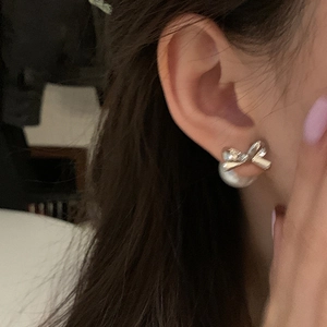 Silver bow pearl earrings for women featuring an elegant minimalist jewelry design