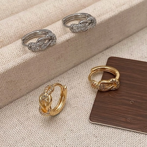 Eleganti orecchini a nodo in oro e argento con pavé di zirconi cubici scintillanti
