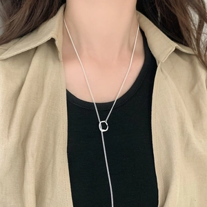 Baroque pearl double-layer Y-shaped necklace in silver minimalist style on model