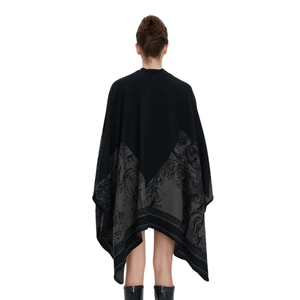 Damen Strickschal in Schwarz mit grauen Vintage-Mustern und seitlichen Schlitzen