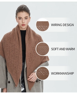 Détails d'une écharpe en maille marron avec motifs géométriques ajourés et texture douce