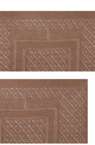 Gros plan d'une écharpe carrée marron en tricot de dentelle avec motifs pointelle ajourés