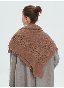 Vue détaillée du châle en tricot marron avec motif de losanges ajourés élégant