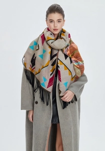 Détail d'une écharpe d'hiver avec motif géométrique ethnique et franges noires