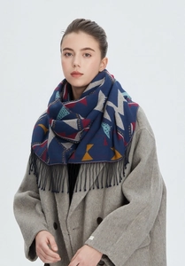 Détails du motif géométrique sur une écharpe de Noël tissée avec des franges douces
