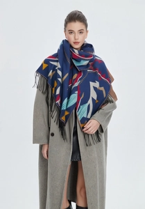 Grand châle bleu marine à motifs jacquard géométriques et longues franges noires
