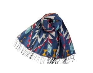 Détail du motif jacquard ethnique et des franges noires sur l'écharpe en cachemire bleu marine