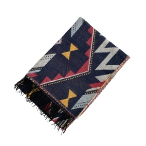 Vue détaillée de l'écharpe en maille jacquard géométrique avec motifs rouges et franges
