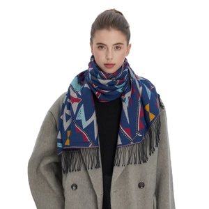 Châle d'hiver bleu marine à motifs géométriques avec franges noires et toucher cachemire