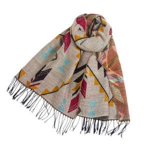Écharpe de Noël grise en jacquard avec motifs géométriques colorés et franges noires