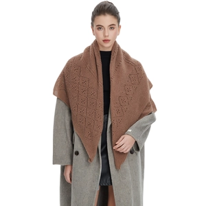 Écharpe carrée en tricot ajouré marron portée sur un manteau gris pour style d'hiver