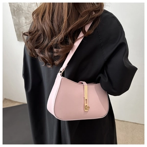 Detailopname van een roze halvemaanvormige PU-leren tas met gouden metalen gesp-accent