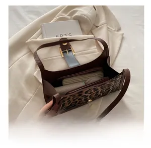 Vue intérieure du sac léopard avec garniture en cuir marron et fermoir métallique chic