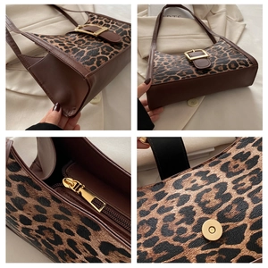 Détails du sac à bandoulière léopard montrant la boucle magnétique et la fermeture éclair dorée