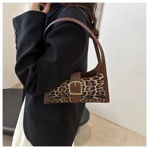 Detail der Baguette-Tasche mit Leopardenmuster, braunem Lederbesatz und goldener Schnalle