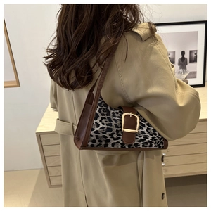Schicke Schultertasche mit Leopardenmuster, kombiniert mit einem khakifarbenen Mantel