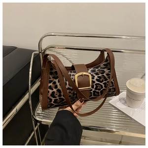 Detailaufnahme der Leoparden-Schultertasche mit goldener Schnalle und braunem Lederriemen