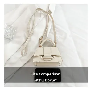 Mini sac bandoulière blanc crème texture lychee avec téléphone pour comparer la taille