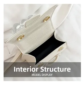 Structure interne détaillée du mini sac blanc grainé avec fermoirs magnétiques dorés