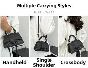 Détails du mini sac en cuir grainé noir porté à la main, à l'épaule et en bandoulière croisée