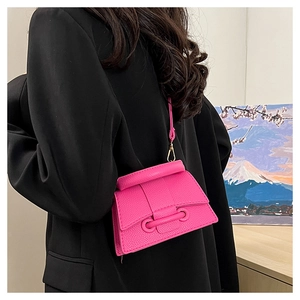 Vue détaillée d'un mini sac bandoulière fuchsia avec boucle de ceinture décorative
