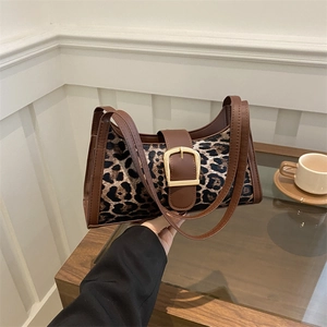 Winter Leopard Baguette Tasche mit goldener Schnalle und braunem Lederbesatz für Damen