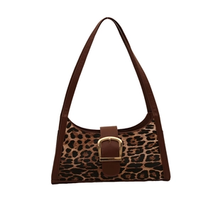Elegante borsa sottobraccio leopardata con finiture in pelle marrone e fibbia dorata
