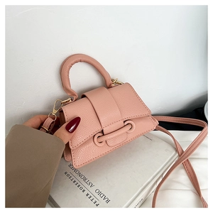 Détail du mini sac en cuir rose poudré avec rabat et poignée supérieure