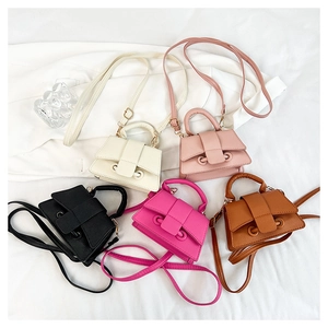 Cinq mini sacs à bandoulière en texture cuir avec détails de boucles en diverses couleurs
