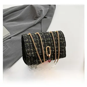 Détail du sac bandoulière en tweed avec chaîne dorée et fermoir métallique ovale