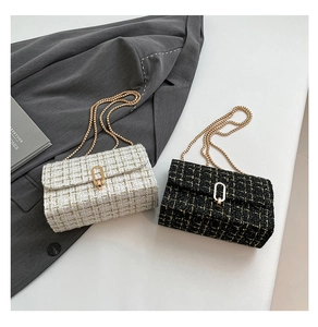 Détail de sacs à rabat en tweed avec chaînes dorées en couleurs crème et noir