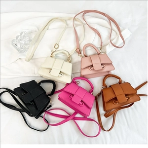 Mini sacs bandoulière en cinq couleurs avec texture grainée et sangle décorative