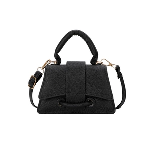 Mini sac à main noir en cuir grainé avec détail de ceinture et finitions dorées