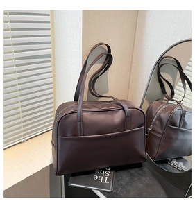 Détail du grand sac cabas vintage marron avec poche extérieure et texture en cuir mat