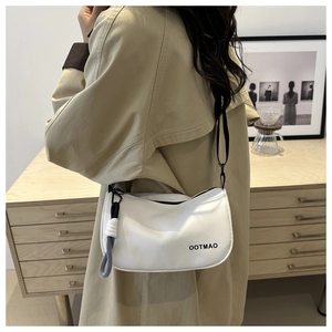Sac bandoulière blanc minimaliste avec sangle noire et détail du logo OOTMAO