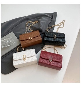 Détails de la texture tressée et chaînes dorées sur les sacs bandoulière élégants