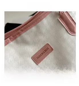 Vue macro de la texture gaufrée pied-de-poule avec étiquette rose et coutures soignées