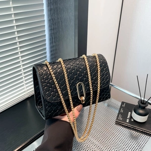 Petit sac carré noir tissé avec bandoulière chaîne dorée et boucle ovale élégante