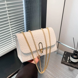 Sac bandoulière blanc tressé élégant avec fermoir ovale doré au style moderne minimaliste