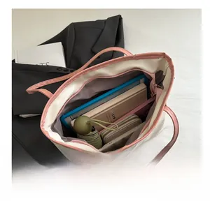 Détail intérieur du grand sac en toile avec fermeture éclair et anses roses