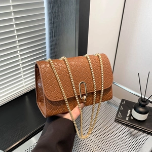 Sac bandoulière en cuir tressé marron avec chaîne dorée et fermoir métallique chic